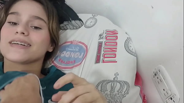 Me cojo muy rico a mi linda hermanastra en la ducha y la hago que se venga a chorros.