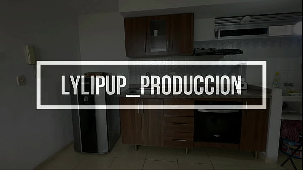 Mi culona latina vecina me pide que le arregle su fregadero, a cambio le doy mi rico y enorme pene por su estrecho coño, hasta darle toda mi leche.