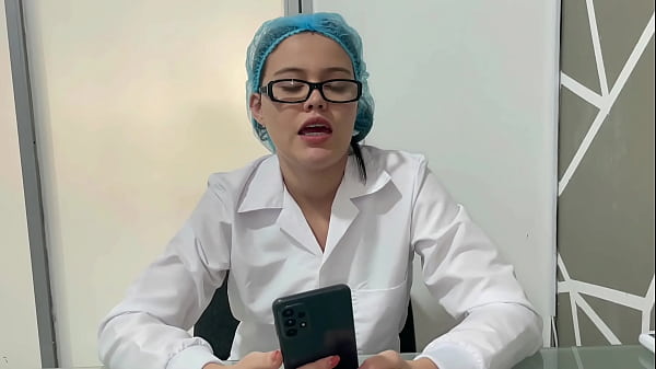 Mi hermanastra me descubre masturbandome rico y me obliga a que la folle duro hasta hacerla venir a chorros.