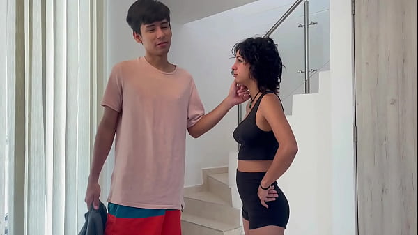 Mi hermanastra toma dinero sin mi permiso y yo me la termino follando duro hasta correrme en su rico culo.