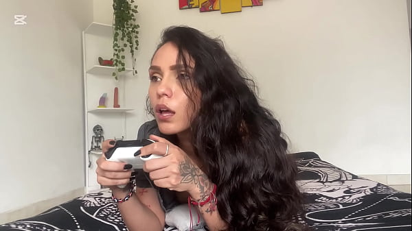 Mi hermanastra traviesa me quita la Xbox así que la follo en lugar de seguir jugando – PORNO EN ESPAÑOL