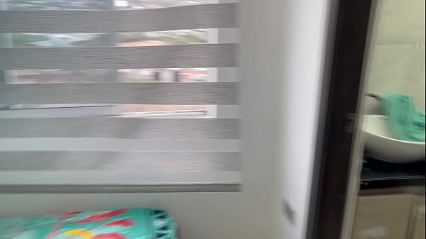 Mi madrastra me interrumpe mientras hablo con mi novia y le doy una dura follada para que se le pasen los celos.