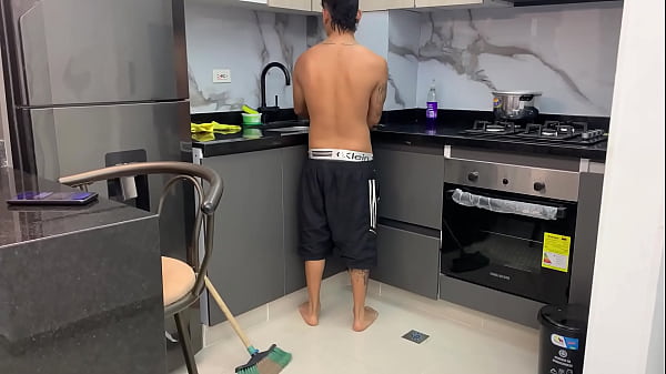 Mi madrastra MILF descubre que soy adicto al porno y me enseña una buena leccion con su gran culo. H.L.