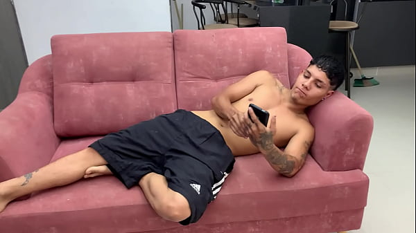 Mi madrastra MILF descubre que soy adicto al porno y me enseña una buena leccion con su gran culo.