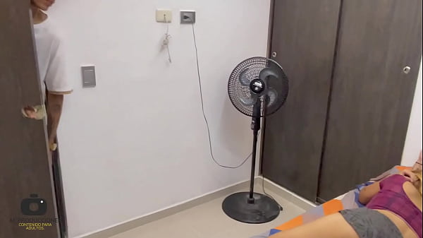 Mi puta madrastra me obliga a tener sexo duro con ella a cambio de guardar el secreto con su amante.