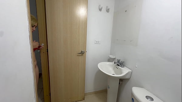 Mi timida latina hermanastra me pide que le arregle la llave y yo a cambio le pido una rica y dura follada con mi dura polla hasta llenarle su rico culo de semen.