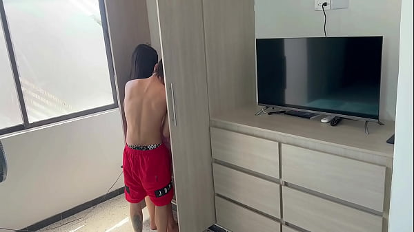 Mientras mis padrastros salen de casa yo convenzo a mi puta hermanastra para que me deje comerle ese rico culo y venirme en sus tetas.