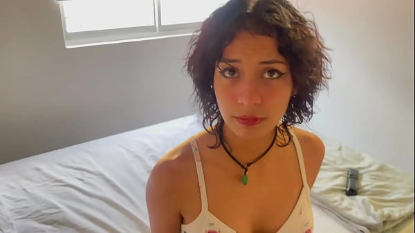 Observo a mi linda hermanastra cambiandose para salir con su novio y me la follo duro a cambio de darle permiso.