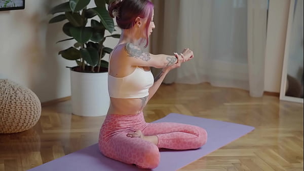 Stepsister stretched in yoga, and I fucked her