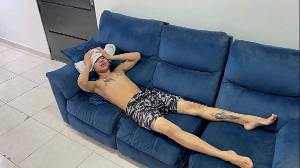 A la puta de JULIANAPALVIN le gusta que yo le eche mi leche en sus bragas, me observa viendolo como lo hago y termino viniendome adentro de su rico coño.