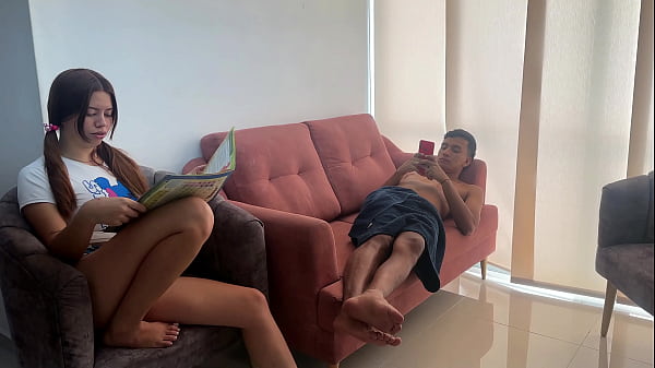 A mi sexi pelirroja hermnastra le encanta estudiar anatomia conmigo, me pide que le muestre mi enorme y rico pene y termina metiendoselo por su apretado coño hasta sacarme toda mi rica leche.