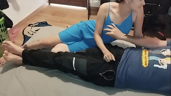 Chica colombiana prueba y cabalga la gran polla de uno de sus clientes