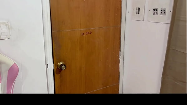 DOMICILIARIO SUERTUDO LINDA CHICA LE PAGA CON SU COÑO EL SERVICIO PORQUE NO TIENE DINERO BUENA FOLLADA