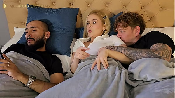 hagamos silencio !!! nuestro padrastro no se puede dar cuenta – me la mete toda a escondidas