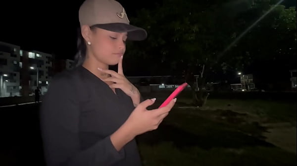 LE OFREZCO AYUDA A LINDA CHICA Y TERMINAMOS EN MI CASA FOLLANDO DURO CABALGA DURO SOBRE MI POLLA