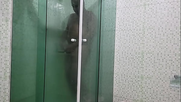 Madrasta gostosa entra no banheiro com seu enteado safado e leva muita gozada na boca
