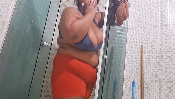 Madrasta safada fica cheia de tesao e manda vídeo para enteado safado fazendo um grande SQUIRT