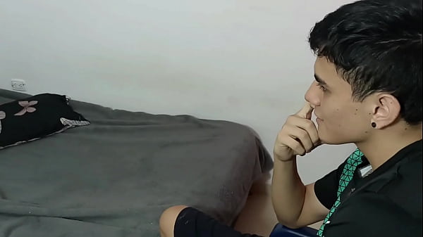 Me cojo duro a mi pequeña hermanastra mientras habla por llamada con su novio. Me corro en su boca.