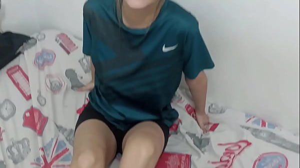 Me cojo muy duro a mi linda hermanastra mientras yo estoy en videollamada con la cornuda de mi novia.