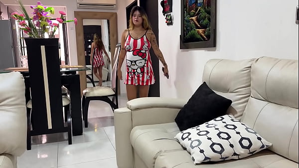 Mi hermanastra se aprovecha que yo soy virgen y decide hacerme un oral hasta botar mi rica crema en su cara. H.L.