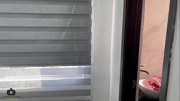 Mi hermanastro se masturba con mis calzones y yo lo descubro y le ofrezco sexo duro a cambio de mi silencio.