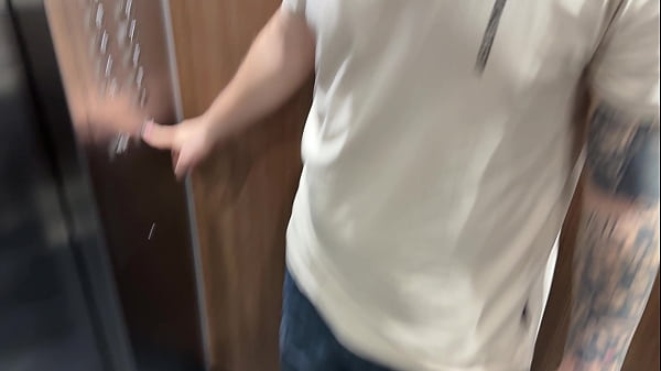 Mientras mi mejor amigo trabaja, yo me aprovecho para cogerme muy duro a su esposa y demostrar lo puta qué es ella.