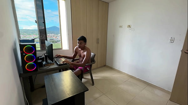 No le gusta que este jugando siempre en la computadora a mi latina hermanastra así que me deja jugar con mi rica polla en su apretado culo.