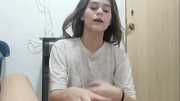 Ayudo a mi pequeña hermanastra con sus clases de aeróbicos y termino follandola bien rico y duro.