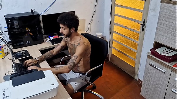estava sem sono e dei pro meu meio-irmao mais velho
