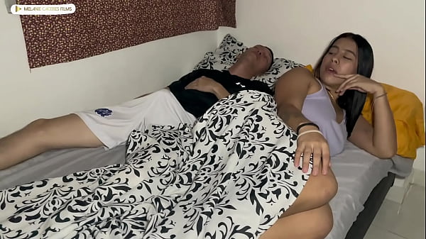 masturbandome con mi hermanastra mientras le veo ese enorme culo – me pilla y se monta sobre mi verga