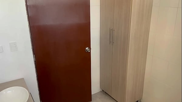 Mientras la linda hermanastra se ducha, me aprovecho para cogerla por sorpresa venirmele adentro de ella. H.L.
